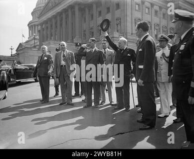 Am 19. Mai 1943 hielt Winston Churchill eine 55-minütige Rede vor dem US-Kongress in Washington, die international ausgestrahlt wurde. Er erkannte die Anfeuerungen der Menge vor dem Kapitol während seiner Ansprache an. Stockfoto