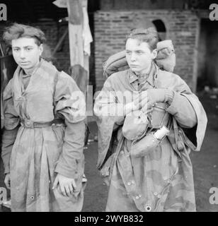 Zwei deutsche Kriegsgefangene wurden in Dingden, Hamminkeln, während der ersten Tage des britischen Angriffs auf den Rhein, 1944-45 gefangen genommen. Stockfoto