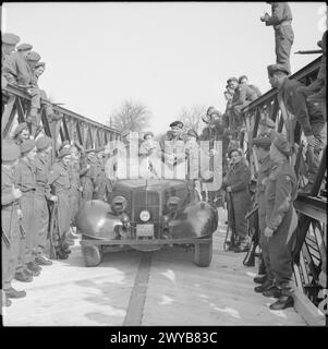 Feldmarschall Montgomery überquert am 13. April 1945 die 1.000. Bailey-Brücke über den Weser-Ems-Kanal in der Nähe von Recke. Stockfoto
