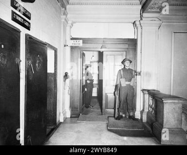 Das Foto zeigt den Eingang zur Wohnung Nr. 10 Annexe über den Cabinet war Rooms in Whitehall, London, wo Churchill und seine Familie lebten, bewacht von zwei Royal Marines, mit Türen, die zum Annexe und den war Rooms führen. Stockfoto