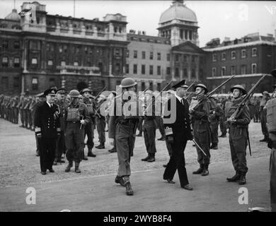 Admiral Sir Charles Kennedy-Purvis inspiziert die Admiralty Company of Home Guards in London am 3. September 1943 bei der Horse Guards Parade, begleitet von Major Lord Bruntisfield und Paymaster Captain Maurice Jones. Stockfoto
