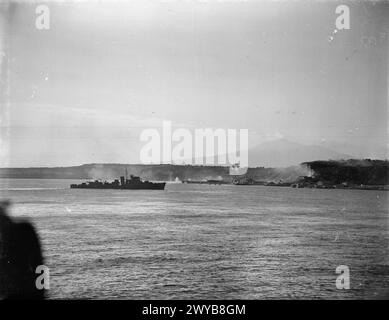 Während der Operation Husky am 9-10. Juli 1943 griffen der Jagdklassezerstörer HMS Tetcott und die Bogenkanone des Kommandolandeschiffs SS Ulster Monarch Landbatterien und Maschinengewehrposten im Hafen von Augusta an, während die Kommandotruppen am Ufer landeten. Royal Navy. Stockfoto