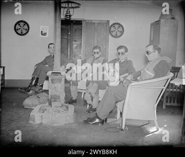 Zwischen dem 10. Und 16. März 1941 bereiteten sich in Debden, Essex, Nachtjäger-Piloten der No. 85 Squadron RAF auf die Einsätze vor, wobei drei Piloten eine dunkle Schutzbrille für Nachtsicht trugen. Stockfoto