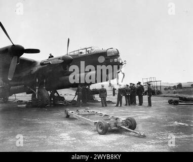 ROYAL AIR FORCE 1939–1945: BOMBERKOMMANDO – der Duke of Gloucester, designierter Generalgouverneur des Commonwealth of Australia (vierter von rechts), beobachtet bei seinem Besuch in Binbrook im Juli 1944 Panzerbombardeure auf Lancaster I LLL964/AR-D2 der No 460 Squadron, RAAF. Henry, Prinz (Duke of Gloucester), Royal Australian Air Force, 40 Squadron Stockfoto