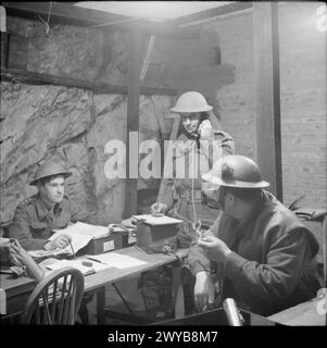 DIE BRITISCHE ARMEE AUF GIBRALTAR 1942 – Stabsoffiziere, die Operationen von der unterirdischen Verteidigung auf dem Felsen von Gibraltar aus durchführen, 9. April 1942. , Britische Armee Stockfoto