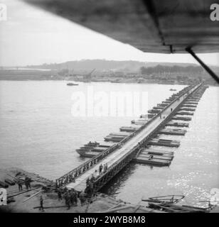 Zwischen 1944 und 45 werden im Rahmen der Operationen der britischen Armee in Nordwesteuropa Pontonbrücken über den Rhein gebaut. Stockfoto