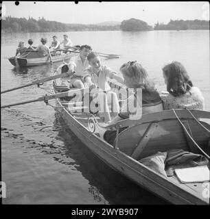 KOOPERATIVE JUGENDSOMMERSCHULEN: BILDUNG UND UNTERHALTUNG, CRAIG SCHOOL, WINDERMERE, ENGLAND, VEREINIGTES KÖNIGREICH, 1943 - Junge Leute, die die Co-operative Union Summer School an der Craig School am Lake Windermere besuchen, genießen einen Ruderplatz auf dem See. Laut der Originalunterschrift war ein Tag in der einwöchigen Sommerschule einem Ausflug über den See gewidmet, komplett mit Picknick-Mittagessen, um die andere Seite zu erkunden. Laut einem artikel in der Co-operative News vom 7. August 1943 ruderten sie von Bowness nach Castle Wray, eine Reise von 4 Meilen. , Stockfoto