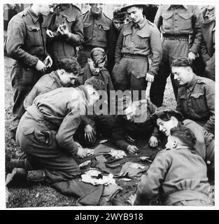 15. SCHOTTISCHER VORMARSCH AUF TILBURG. - Originalunterschrift aus der Kriegszeit: Einige Männer der Royal Scottish Fusiliers haben ein Kartenspiel, um die Zeit zu vertreiben, während sie auf den Vormarsch warten. Fotografisches negativ, britische Armee, 21. Armeegruppe Stockfoto