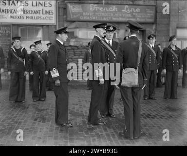 KÖNIG HAAKON VON NORWEGEN BESUCHT PLYMOUTH UND DAS NORWEGISCHE MARINEDEPOT UND AUSBILDUNGSEINRICHTUNG. 11. OKTOBER 1941. KRONPRINZ OLAV BEGLEITETE KÖNIG HAAKON AUF DEM BESUCH. - König Haakon mit Kronprinz Olavchattet mit norwegischen Marineoffizieren in Mill Bay. , Stockfoto