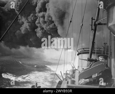 ZERSTÖRER FÜHREN ÜBUNGEN DURCH. SEPTEMBER 1940 AN BORD DER HMS KELVIN. - Verlegen eines Rauchschirms während der Übungen. , Stockfoto