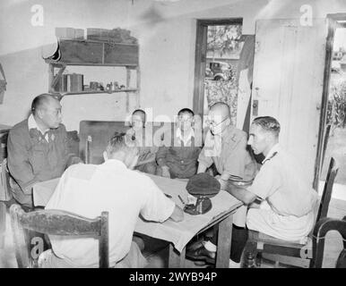 HONGKONG WIEDER BESETZT. SEPTEMBER 1945, SZENEN IN HONGKONG NACH DER WIEDERBESETZUNG DER KRONKOLONIE NACH DER KAPITULATION JAPANS. - Tag der Abrechnung für Col Tokunaga, japanischer Befehlshaber der Kriegsgefangenenlager (links), bekannt als das "Fat near White Pig", da er von Lieut Col S E H E White, Royal Scots, Senior Officer im Sham Shui Kriegsgefangenenlager, Hongkong, verhört wird (zurück zur Kamera) Hinrichtungen britischer und alliierter Offiziere und Gefangener. , Stockfoto