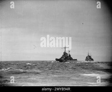 BRITISCHE UND US-AMERIKANISCHE FLUGZEUGE UND KRIEGSSCHIFFE DECKEN DEN RUSSISCHEN KONVOI AB. MAI 1942, AN BORD DER HMS SIEGREICH AUF SEE UND IN HVALFJORD, ISLAND. - USS WICHITA, gefolgt von der HMS LONDON in Formation, während sie einen Konvoi nach Nordrussland bedeckte. , Stockfoto