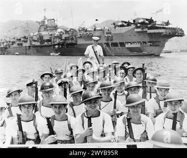 HONGKONG WIEDER BESETZT. SEPTEMBER 1945, SZENEN IN HONGKONG NACH DER WIEDERBESETZUNG DER KRONKOLONIE NACH DER KAPITULATION JAPANS. - Landungstruppen vom Träger HMS INDOMITABLE, Flaggschiff von Konteradmiral C H J Harcourt, Senior British Naval Officer, China Coast, gehen in einem Cutter an Land, um wichtige Punkte in der Kronkolonie zu bewachen. , Stockfoto