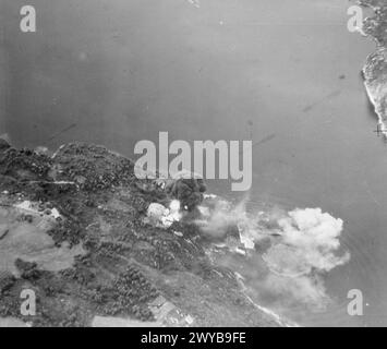 Am 7. August 1940 griffen Blackburn Skua Flugzeuge der Fleet Air Arm das Tanklager Dolvik südlich von Bergen an, wobei einer der großen Panzer in Brand geriet. Stockfoto