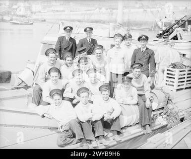 LEICHTE KÜSTENKRÄFTE VERSENKEN E-BOOT. 26. JULI 1943, RAMSGATE. EINIGE DER OFFIZIERE UND MÄNNER DER LEICHTEN KÜSTENSTREITKRÄFTE, DIE UNTER DEM KOMMANDO VON LIEUT R B ROOPER, RN, ERFOLGREICH GEGEN FEINDLICHE E-BOOTE VOR DER FRANZÖSISCHEN KÜSTE KÄMPFTEN. - Offiziere und Besatzung von MGB 118, die an der Aktion teilgenommen haben. , Stockfoto