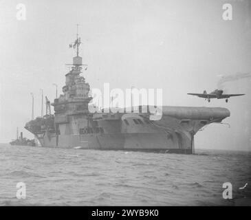 FLUGÜBUNGEN VON HMS VICTORIOUS. 14. BIS 16. MÄRZ 1942 AN BORD DER HMS SIEGREICH AUF SCAPA FLOW UND AUF SEE. - Ein Fairey Fulmar-Jäger, DER von der HMS abhebt, als das Schiff in Scapa Flow vor Anker lag. Royal Navy, VICTORIOUS (HMS), Flugzeugträger Stockfoto