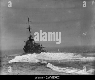 ZERSTÖRER FÜHREN ÜBUNGEN DURCH. SEPTEMBER 1940 AN BORD DER HMS KELVIN. - Der Zerstörer HMS JACKAL auf See. Royal Navy, JACKAL (HMS) Stockfoto