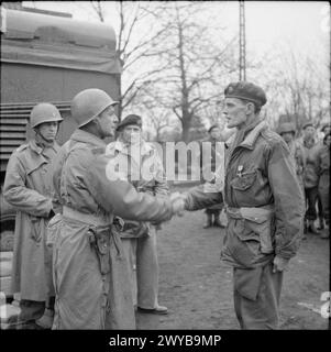 Generalmajor Matthew B. Ridgway, der 28 Airborne Corps kommandiert, ziert Brigadier James Hill der 3. Fallschirmbrigade, 6. Airborne Division, nach der Rheinüberquerung am 29-31. März 1945. Stockfoto