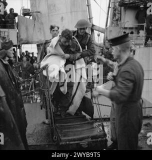 Ein verwundeter kanadischer Soldat wird nach dem Angriff auf Dieppe am 19. August 1942 von der polnischen Marine ORP Ślązak in Portsmouth ausgestiegen. Stockfoto