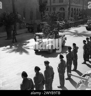 DIE KAMPAGNE IN NORDAFRIKA 1940–1943: PERSÖNLICHKEITEN – Generalleutnant Bernard Law Montgomery, GOC 8. Armee gibt den Gruß der Panzerbesatzungen der 8. Armee zurück, als er nach Tripolis fährt. Montgomery, Bernard Law, 1. Viscount Montgomery von Alamein und Hindhead, Montgomery, Bernard Law, britische Armee Stockfoto