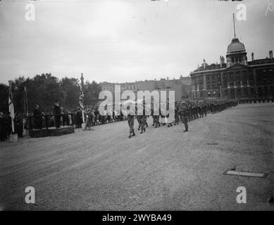 Admiral Sir Charles Kennedy-Purvis inspiziert die Home Guard bei der Horse Guards Parade in London am 3. September 1943, als Major Lord Bruntisfield die Admiralty Company und die Royal Marine Band von Chatham Plays leitet. Stockfoto