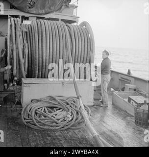 MINENRÄUMUNG VOR ANZIO. MAI 1944, AN BORD DER HMMS 88 UNTER DEM KOMMANDO VON LIEUTENANT J G SCOTT, RNR. SIE SUCHT NACH AKUSTIK- UND MAGNETMINEN VOR ANZIO. - Der hintere Sweep (magnetisch). , Stockfoto