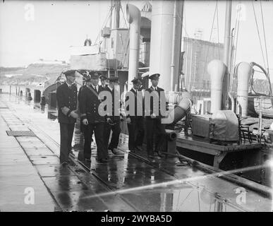 KÖNIG HAAKON VON NORWEGEN BESUCHT PLYMOUTH UND DAS NORWEGISCHE MARINEDEPOT UND AUSBILDUNGSEINRICHTUNG. 11. OKTOBER 1941. KRONPRINZ OLAV BEGLEITETE KÖNIG HAAKON AUF DEM BESUCH. - König Haakon mit Kronprinz Olav mit norwegischen Marineoffizieren neben KOS CLAUS SPITH? In Mill Bay. , Stockfoto