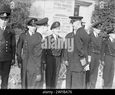 KÖNIG HAAKON VON NORWEGEN BESUCHT PLYMOUTH UND DAS NORWEGISCHE MARINEDEPOT UND AUSBILDUNGSEINRICHTUNG. 11. OKTOBER 1941. KRONPRINZ OLAF BEGLEITETE KÖNIG HAAKON BEI SEINEM BESUCH. - König Haakon genießt einen Witz mit norwegischen Marinekadetten am Manneston College, Plymouth. , Stockfoto