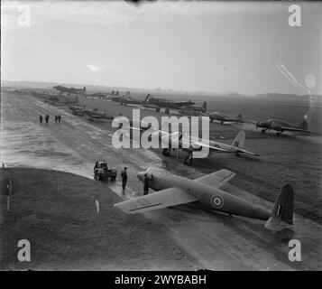 KÖNIGLICHE LUFTWAFFE, FLIEGENDES AUSBILDUNGSKOMMANDO, 1940-1945. - Flugzeuge der Empire Central Flying School wurden in Hullavington, Wiltshire, ausgestellt. In der ersten Reihe, von rechts nach links: De Havilland Mosquito, Hawker Taifun, Supermarine Spitfire, Percival Proctor, Grumman Avenger, Hawker Hurricane und Three Miles Masters. In der hinteren Reihe, rechts nach links: Avro Anson, Airspeed Oxford, de Havilland Tiger Moth, Avro Lancaster, Miles Magister, Vickers Wellington, Douglas Boston, Nordamerika Mitchell, Miles Master und Short Stirling. Im Vordergrund befindet sich ein GAL Hotspur Segelflugzeug. Royal Air Force, Empire Stockfoto