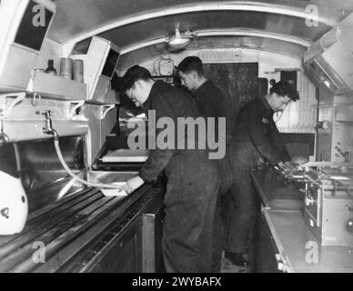 Schüler der No. 1 School of Photography in Farnborough, Hampshire, arbeiten in einem Brownhall Photographic Trailer, der mobile Fotoverarbeitungseinrichtungen für die Royal Air Force bereitstellt. Stockfoto