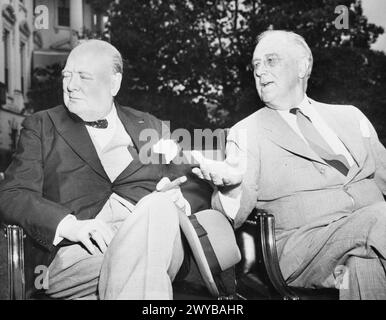 Der britische Premierminister und US-Präsident Roosevelt sitzen während einer Konferenz der Stabschefs am 24. Mai 1943 im Garten des Weißen Hauses. Stockfoto