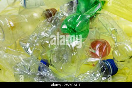 Stapel von zerquetschten gebrauchten Kunststoffflaschen. Umweltkonzept Stockfoto