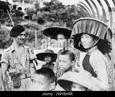 HONGKONG WIEDER BESETZT. SEPTEMBER 1945, SZENEN IN HONGKONG NACH DER WIEDERBESETZUNG DER KRONKOLONIE NACH DER KAPITULATION JAPANS. - Royal Marine W E Sebly macht die Bekanntschaft mit jungen und alten Chinesen nach der Wiederbesetzung Hongkongs. , Stockfoto