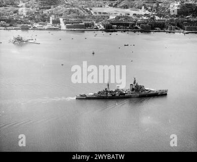 BEFREIUNG HONGKONGS. 30. AUGUST 1945 UND DANACH. SZENEN NACH DER WIEDERBESETZUNG DER KRONENKOLONIE. - Der Kreuzer HMS SWIFTSURE fliegt unter der Flagge von Konteradmiral C H J Harcourt, CB, CBE RN, in den Victoria Harbour, Hongkong und steuert andere große Einheiten der britischen Marinestreitkräfte an, die am 30. August 1945 die Kronkolonie von den Japanern zurückeroberten. Royal Navy, HMS Thankerton, Minesweepr, (1955) Stockfoto