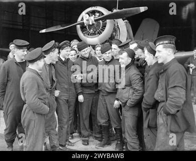 US-MARINEFLIEGER KOMMEN IN GROSSBRITANNIEN AN. APRIL 1942: ROYAL MARINEFLUGSTATION HATSTON. VIER GESCHWADER VON US NAVY, BESTEHEND AUS 9 DOUGLAS TBD DEVASTATOR TORPEDOBOMBERN, 9 GRUMMAN F4F WILDCAT JAGDFLUGZEUGEN UND 29 VOUGHT SB2U VINDICATOR SCOUT BOMBERN, KAMEN IN HATSTON AN, UM MIT DER FLOTTENLUFTWAFFE ZUSAMMENZUARBEITEN. MIT IHNEN SIND 65 US-MARINE-PILOTEN UND 200 ODD-RADIOMEN, LUFTWAFFENSCHÜTZER UND RESERVEN. - Die US-amerikanischen und britischen Navy treffen sich auf der Royal Naval Air Station Hatston. , Stockfoto