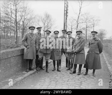 Eine Gruppe britischer Offiziere, darunter Brigadier A. Beauman und Lt. Col. Letzterer, inspizierte während des Krieges das Gelände eines geplanten Verstärkungslagers. Stockfoto