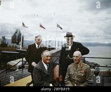 DIE QUEBEC-KONFERENZ, KANADA, AUGUST 1943 - Gruppenfoto auf der Terrasse der Zitadelle in Quebec, anlässlich der ersten Quebec-Konferenz, mit dem Chateau Frontenac im Hintergrund. Erste Reihe: Präsident Roosevelt der Vereinigten Staaten und der Earl of Athlone, Generalgouverneur von Kanada; hintere Reihe: Premierminister von Kanada Mackenzie-King und Premierminister, der rechte Hon Winston Churchill, Abgeordneter. , Churchill, Winston Leonard Spencer, Roosevelt, Franklin Delano, König, William Lyon Mackenzie, Athlone, Alexander (Earl) Stockfoto