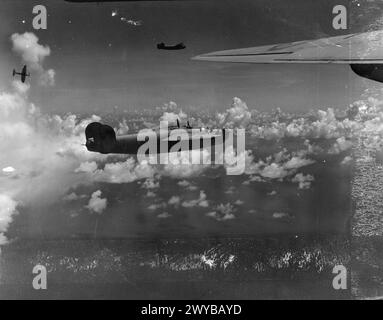 Der konsolidierte Liberator B Mark Vis der No. 231 Group RAF verlässt Indien zu einem Bombenangriff nach Rangun, Birma, begleitet von einem Republic Thunderbolt während der Operationen der Royal Air Force im Fernen Osten, 1941–1945. Stockfoto