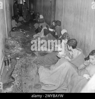 Zehn Tage nach der Befreiung im April 1945 erlebten die Insassen Bergen-Belsen weiterhin schlechte Unterkünfte und schlechte Lebensbedingungen. Stockfoto