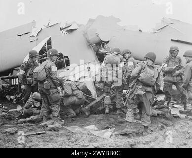 OPERATION MARKET-GARDEN, SEPTEMBER 1944 - US-Fallschirmjäger des 2. Bataillons, 506. Fallschirmjäger-Regiments, 101. Airborne Division helfen, die eingeschlossene Besatzung eines Waco-Segelflugzeugs zu retten, der kurz vor der Landung in der Landezone W, Eindhoven-Son, am 17. September 1944 einen Zusammenstoß erlitt. Der Segelflieger und drei Passagiere überlebten den Unfall. , Stockfoto