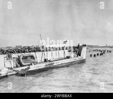 Am 6. Juni 1944 stiegen alliierte Truppen aus den Landebootpanzern (LCTs) aus und waten während der Landung des Normandischen D-Day an Land. Stockfoto