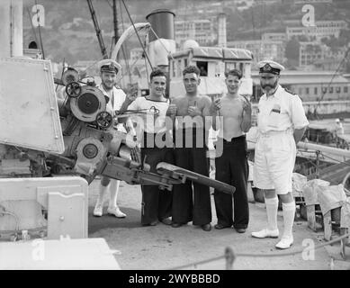 AKTION DER HM TRAWLER LADY SHIRLEY MIT DEUTSCHEM U-BOOT. SEPTEMBER 1941, AN BORD DER HMT LADY SHIRLEY, WÄHREND UND NACH DER AKTION. EIN GROSSES DEUTSCHES U-BOOT ERGAB SICH INFOLGE DER AKTION DER HMT-LADY SHIRLEY. DER TRAWLER WAR AUF PATROUILLE, ALS DAS U-BOOT AN DER OBERFLÄCHE GESICHTET WURDE. DAS U-BOOT TAUCHTE SOFORT UND DER TRAWLER GRIFF MIT TIEFENLADUNGEN AN. DIESE ZWANGEN DAS U-BOOT AN DIE OBERFLÄCHE UND SIE WURDE SOFORT VON DEN 4'-KANONEN UND MASCHINENGEWEHREN VON LADY SHIRLEY VERWICKELT. NACHDEM SIE VON MEHREREN 4' GRANATEN GETROFFEN WORDEN WAREN, ERGAB SICH DIE CREW DES U-BOOTES. DAS U-BOOT SANK. LADY SHIRLEY ERREICHTE GIBRALTAR MIT 44 Stockfoto