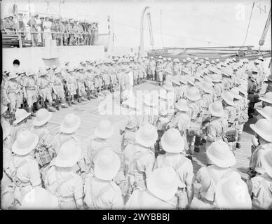 DAKAR BETRIEB. SEPTEMBER 1940 AN BORD DER SS PENNLAND WÄHREND DER FAHRT. - Männer der Legion, die von ihrem Kommandanten zum Gespräch gebracht werden. , Stockfoto