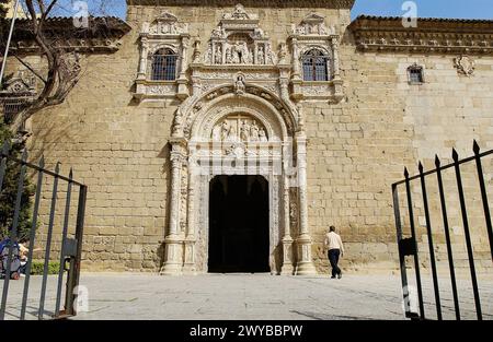 Das Museo de Santa Cruz wurde von Kardinal Pedro González de Mendoza gegründet und im 16. Jahrhundert von Alonso de Covarrubias erbaut. Toledo. Castilla-La Mancha, Spanien. Stockfoto