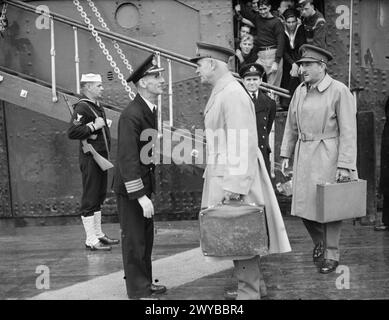 MR. CHURCHILLS SEEREISE IN DIE USA - ERSTE BILDER. MAI 1943, AN BORD DER SS QUEEN MARY AUF DEM WEG IN DIE USA. HERR CHURCHILL WURDE VON HOCHRANGIGEN BEAMTEN UND MINISTERN BEGLEITET. - Die Partei des Premierministers landet in den USA. General Sir A Wavell verabschiedet sich vom Staff Captain. General Sir Alan Brooke im Hinterland. , Stockfoto