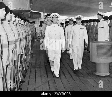 ADMIRAL NIMITZ BESUCHT DIE HMS DUKE OF YORK. 1945. AUGUST AN BORD DER HMS DUKE OF YORK IN GUAM. ADMIRAL NIMITZ WURDE VON ADMIRAL SIR BRUCE FRASER AN BORD SEINES FLAGGSCHIFFS EMPFANGEN UND WURDE IN DIE GCB INVESTIERT. Admiral Nimitz USN inspiziert zusammen mit Admiral Sir Bruce Fraser die Royal Marine Guard of Honour an Bord des DUKE OF YORK in Guam. , Stockfoto