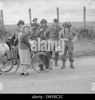 Am 10. Juni 1944 wurden Truppen des 12. Fallschirmbataillons der 6. Airborne Division in der Nähe von Ranville, Normandie, zusammen mit französischen Zivilisten, fotografiert. Stockfoto