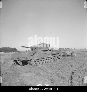 Der Flammenwerfer Churchill Crocodile wird von britischen Truppen während des Normandie-Feldzugs am 25. August 1944 eingesetzt. Stockfoto
