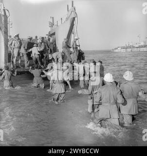 Italienische Gefangene wurden während der Landung von Husky, Sizilien am 9./10. Juli 1943 an Bord eines Landungsschiffes der Royal Navy gefangen genommen, bevor sie nach Nordafrika transportiert wurden. Stockfoto