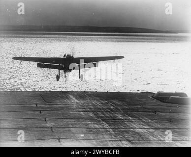 LUFTWAFFENVERSUCHE DER FLOTTE, AN BORD DER HMS SIEGREICH. 23-25. SEPTEMBER 1942. - Ein Fairey Barracuda kommt zur Landung. , Stockfoto